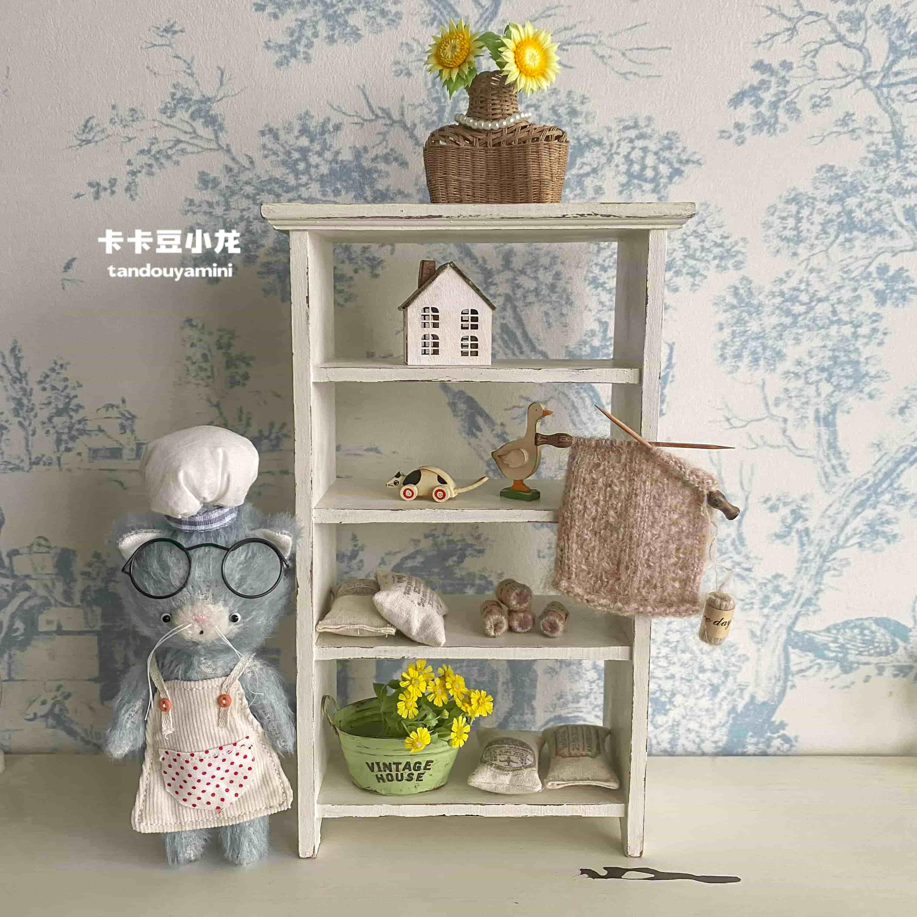 Vintage Collectible Dolls - เฟอร์นิเจอร์จำลองขนาด 1:6 สำหรับบ้านตุ๊กตา อุปกรณ์ตกแต่งไม้เนื้อแข็งสไตล์วินเทจ ชั้นวางของโบราณ สำหรับตุ๊กตา