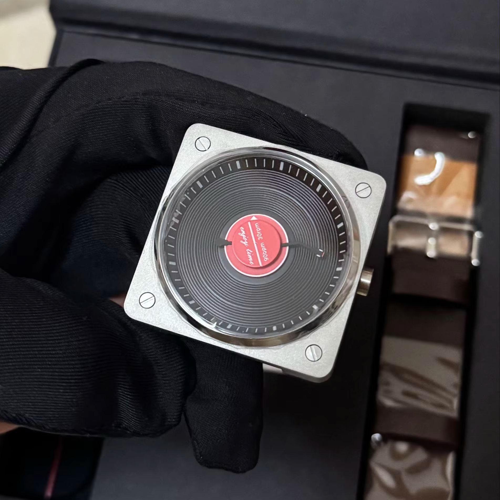 นาฬิกาข้อมือควอตซ์ลายแผ่นเสียง - Vintage Collectible Watches บทวิจารณ์และราคา
